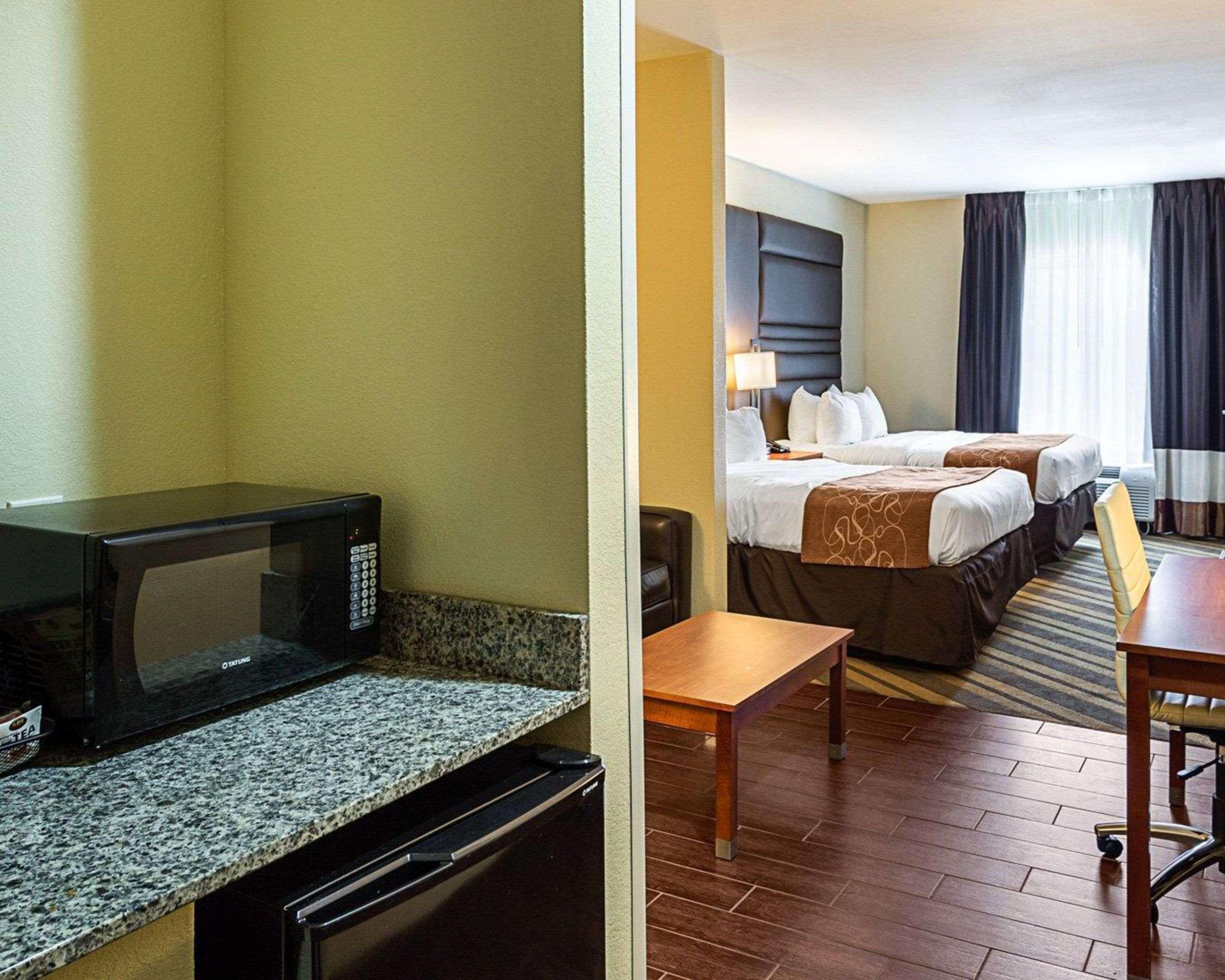 Comfort Suites Near Tanger Outlet Mall Гонзалес Экстерьер фото