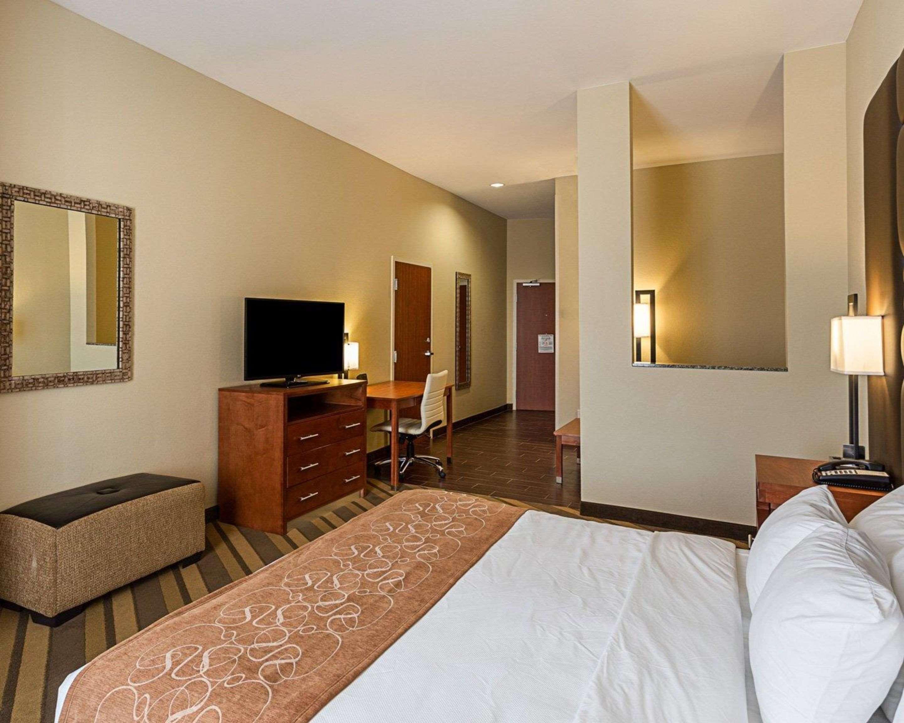 Comfort Suites Near Tanger Outlet Mall Гонзалес Экстерьер фото