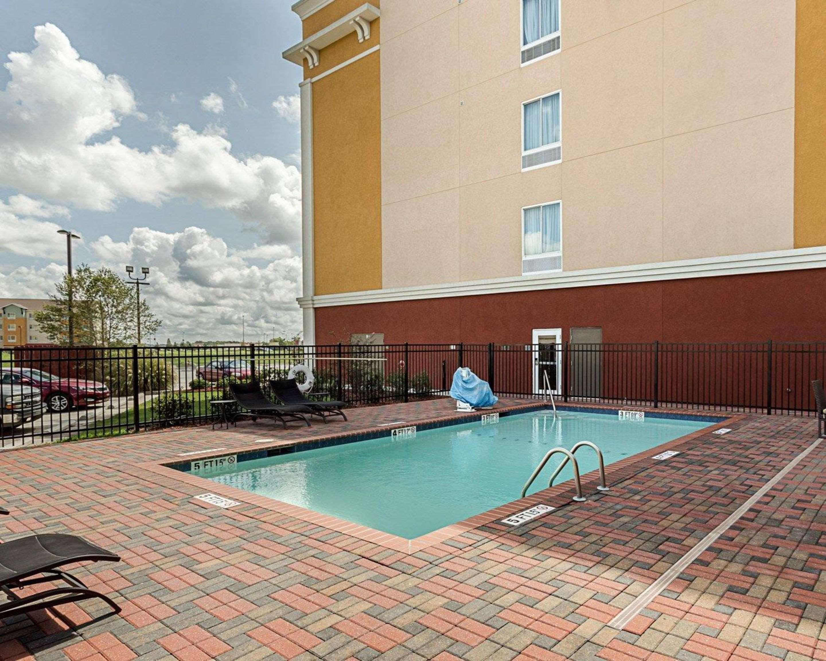 Comfort Suites Near Tanger Outlet Mall Гонзалес Экстерьер фото