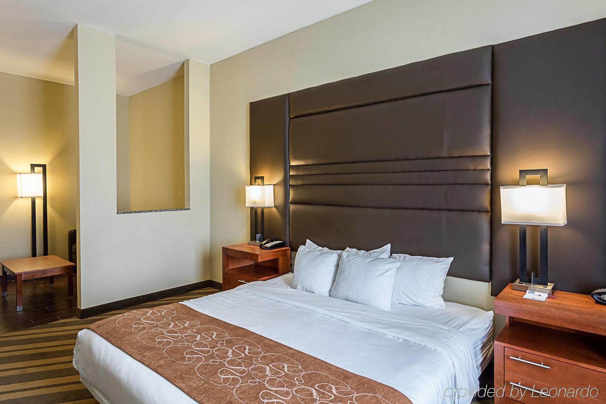Comfort Suites Near Tanger Outlet Mall Гонзалес Экстерьер фото