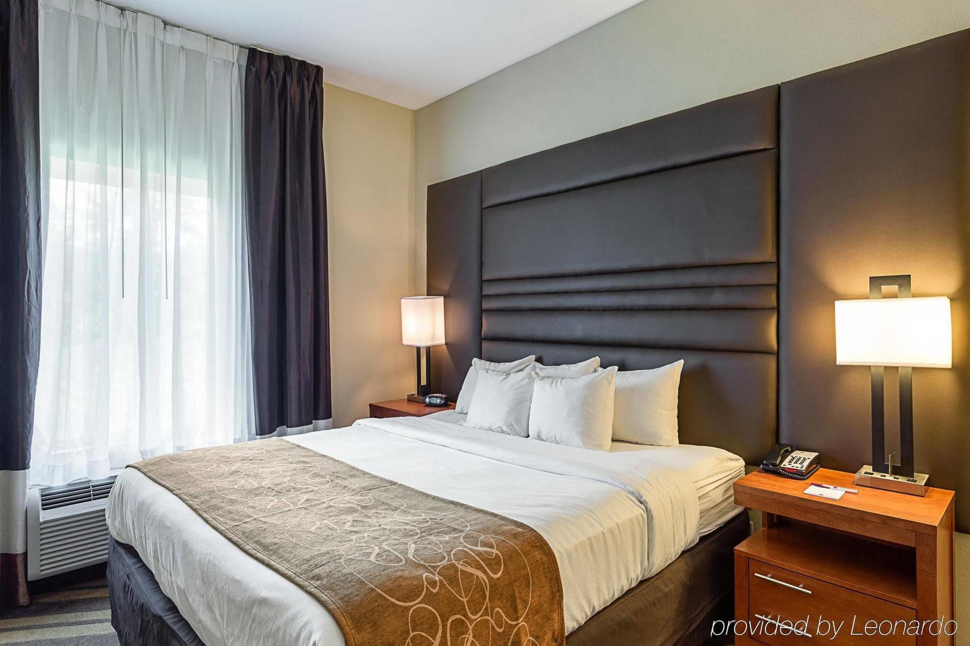 Comfort Suites Near Tanger Outlet Mall Гонзалес Экстерьер фото